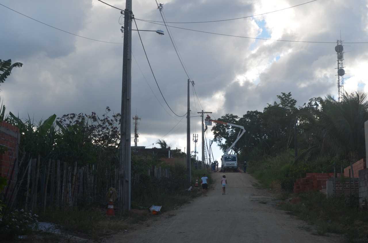 Camacã: Moradores da Rua CG felizes com a chegada da iluminação